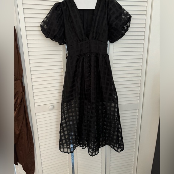 Midi black dress with puff sleeves and grid texture - Picture 3 of 4